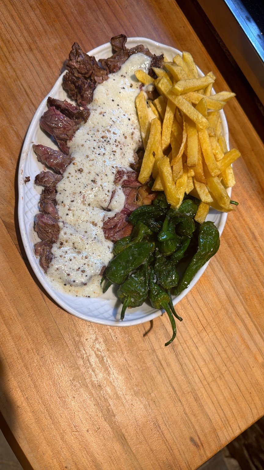 Lomo bajo con patatas, pimientos y salsa roquefort de Bar Montes