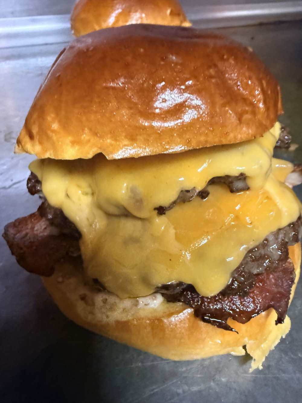 Hamburguesa servida en Bar Montes